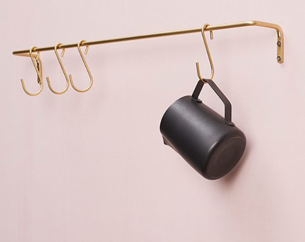 DeluxeRail – Elegant Wall Bracket with Gold Finish and S-Hooks